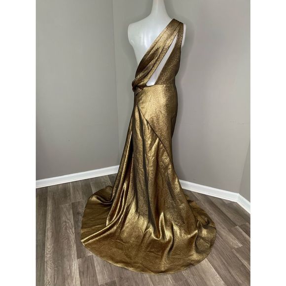 Reem Acra
Metallic One-Shoulder Gown - Picture 9 of 11